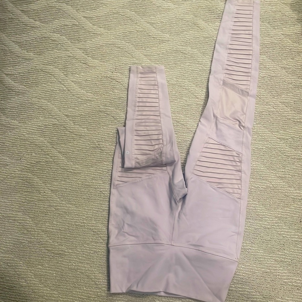 Ali Yoga ankle length pant. A mauve/dusty rose color.